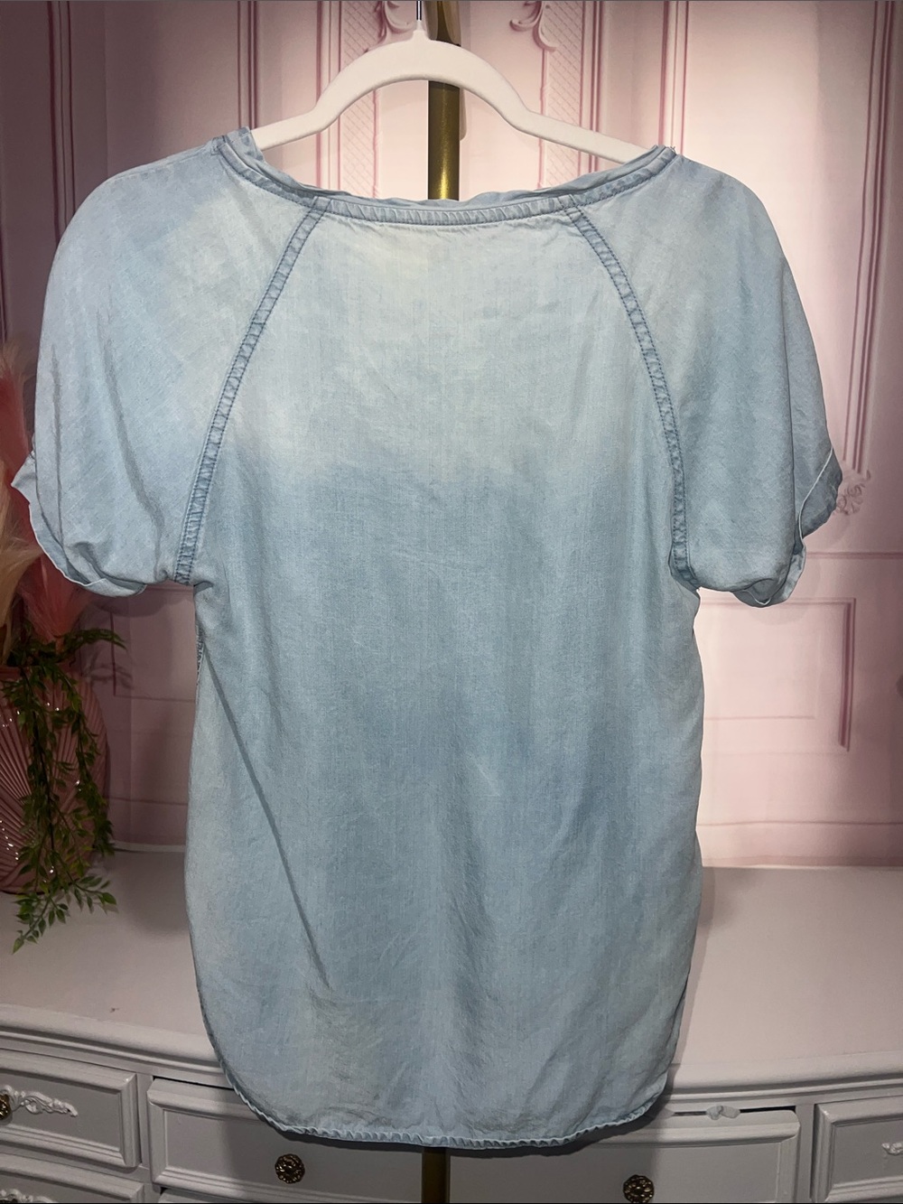 100% Tencel denim style light blue distressed short sleeve top crew neckline - Picture 4 of 5